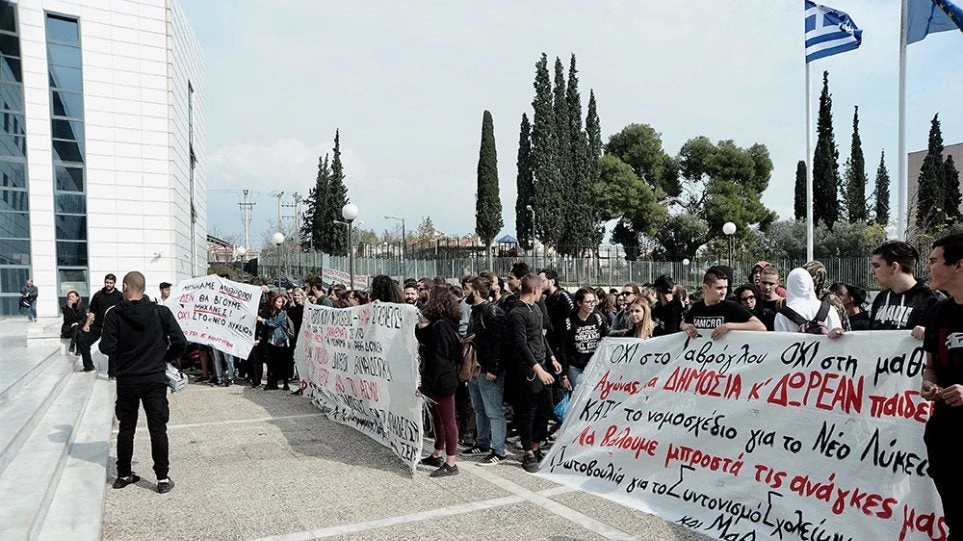 Μαθητές έκαναν «ντου» στο υπουργείο Παιδείας